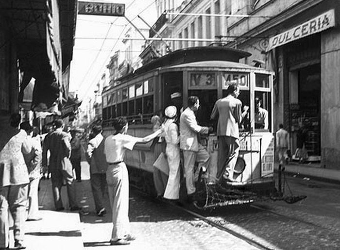 1945 год, переполненный трамвай в Гаване