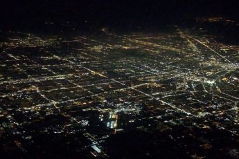 Фото умирающего Детройта в ночи с борта самолета