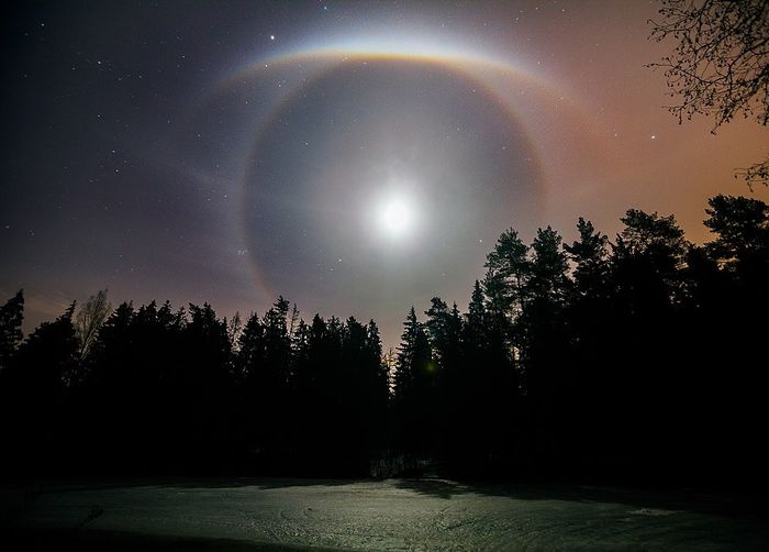 Лунное гало в ночном небе