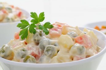 Классический рецепт Оливье с колбасой, горошком и огурцами