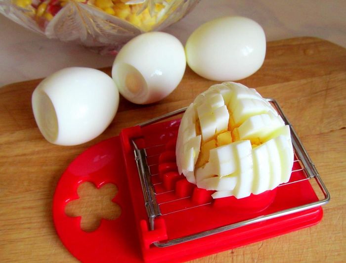 Измельчаем яйца для крабового салата