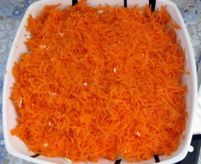 Выкладываем слой морковки, протертой на терке