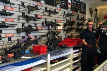 Продавцы оружейного магазина в США