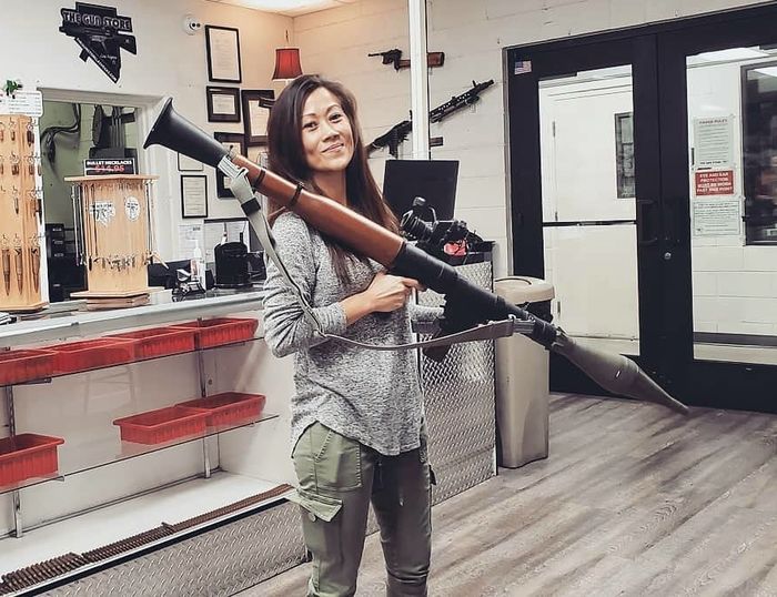Девушка с гранатометом РПГ-7 в оружейном магазине в США