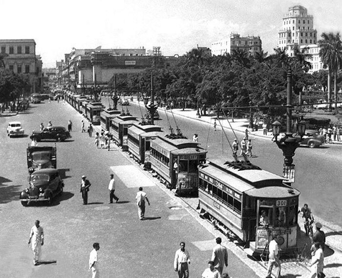 Пробка трамваев в центре Гаваны, Куба
