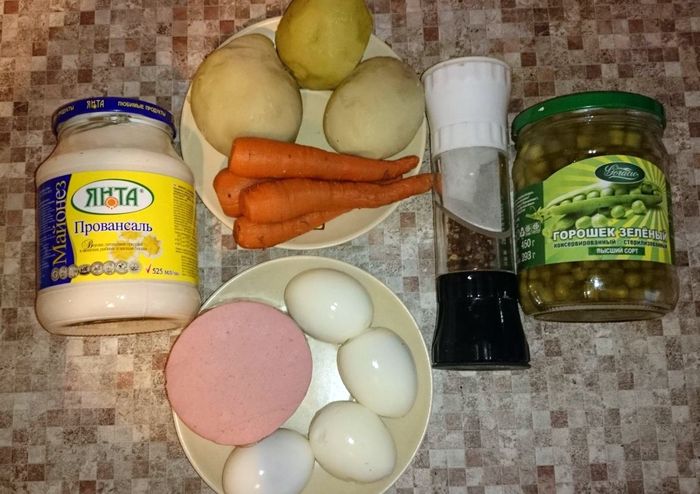 Ингредиенты для классического рецепта Оливье с колбасой