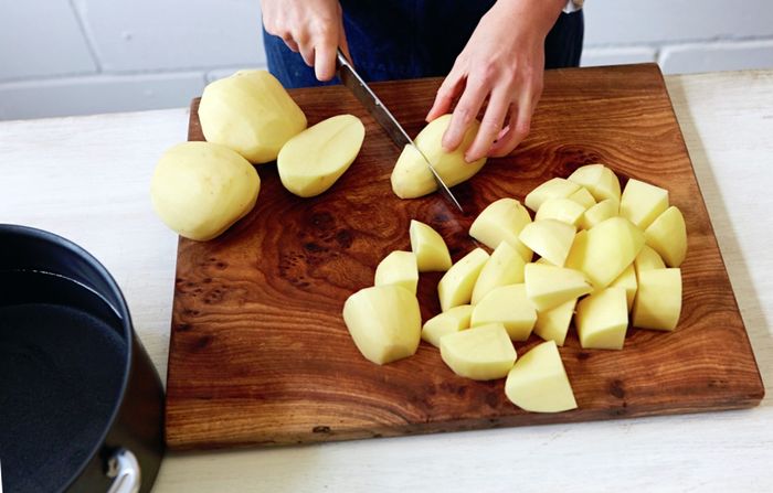 Очищаем картошку и режем еще на куски размером 3-4 см