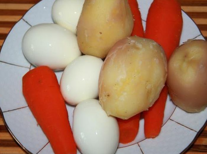 Отвариваем яйца, картошку и морковь