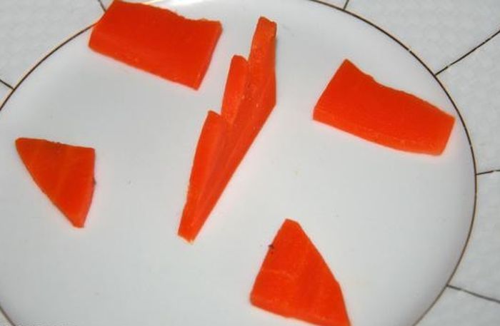 Вырезаем из вареной морковки плавники для рыбки