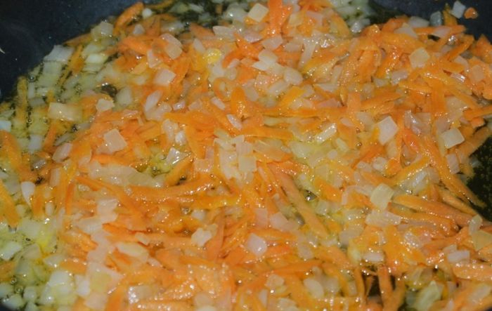 Лук и морковь обжариваем на сковородке