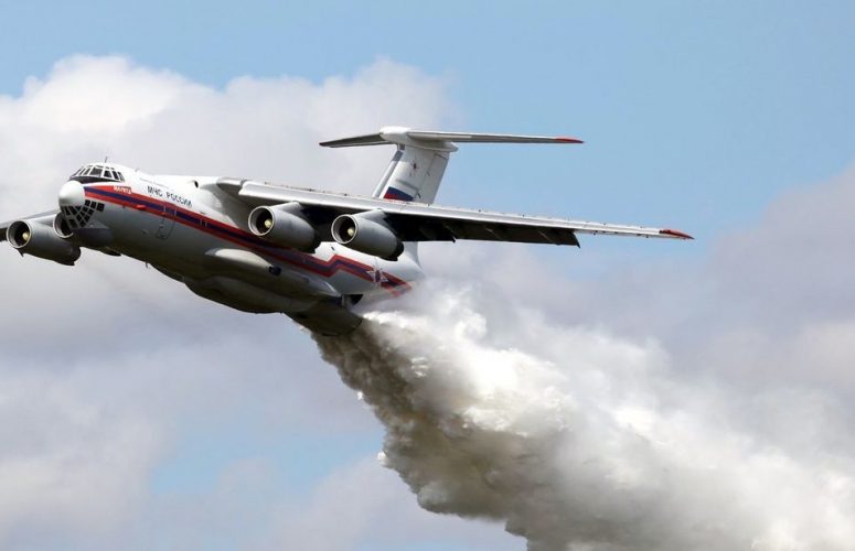 Сброс воды пожарным самолетом ИЛ-76