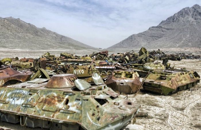 Советские БТР и танки на кладбище бронетехники в горах Афганистана