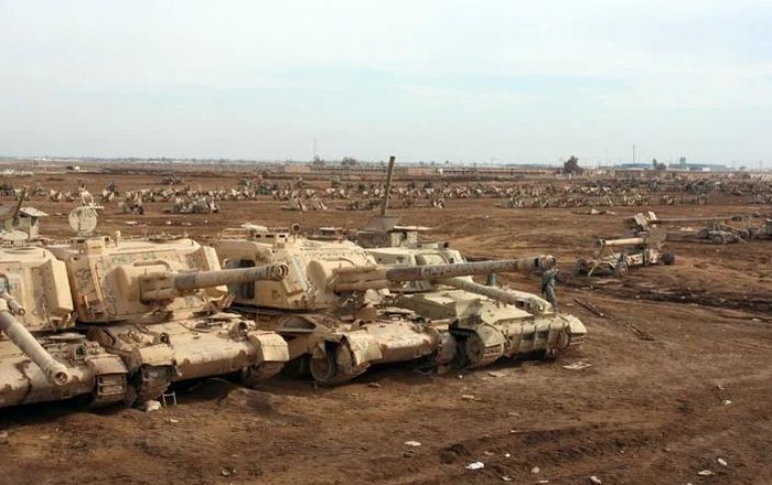 Подбитая бронетехника на танковом кладбище в Кувейте