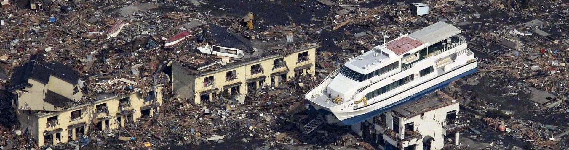 Как цунами выбросило корабли на берег в Японии