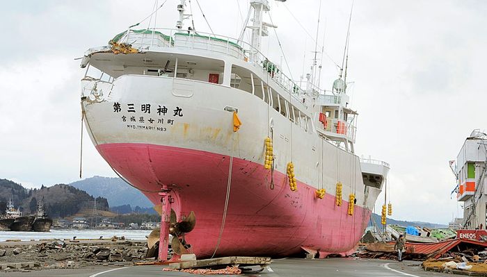 Мощное цунами выбросило на берег рыболовецкое судно Myojinmaru-3 в городе Кесеннума