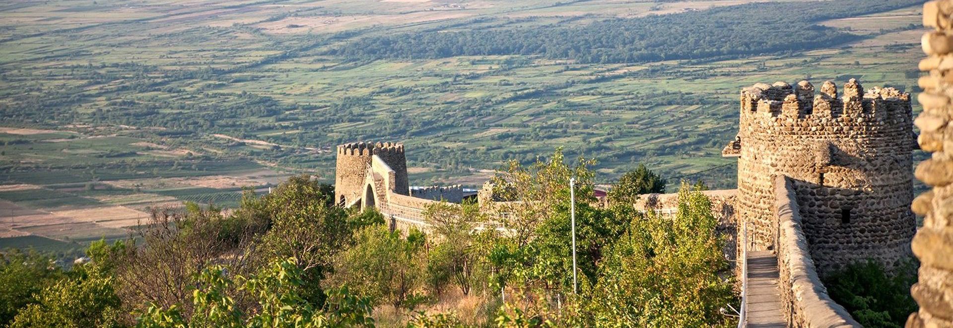 Доступная для прогулок часть стены крепости Сигнахи и вид с неё на Алазанскую долину
